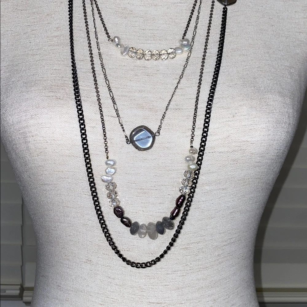 Chic Multi-Layered Necklace in Silver and Black
